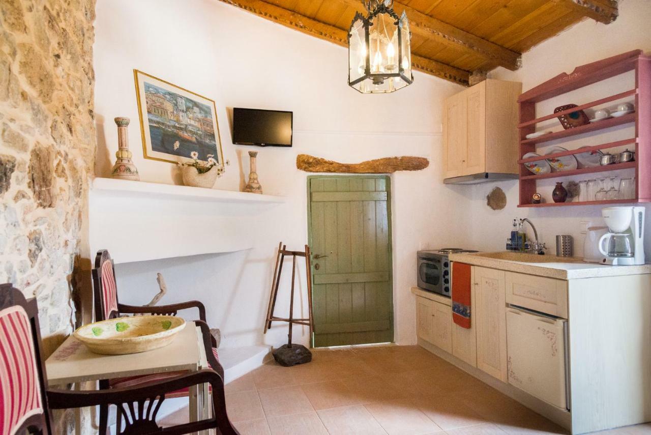 Private Studio In Historic House Lastros Buitenkant foto